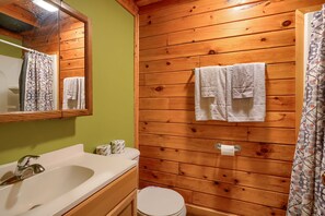 Shower, towels - Blue Rose Cabins - Oleander Cabin (Logan)