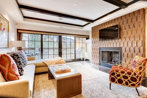 Smart TV, fireplace, DVD player, books - DIRECT MOUNTAIN VIEW/ WALKING DISTANCE TO LIFTS/CONTEMPORARY  License# 011090 (Vail)