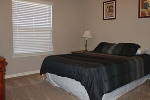 4 bedrooms, iron/ironing board, WiFi, bed sheets - Minutes from A&M (Bryan)