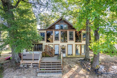  Lakeside Treasure w/ Hot Tub, Canoe & Kayaks - Comfortably Sleeps 11