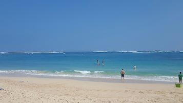 靠近海滩、沙滩椅、沙滩毛巾