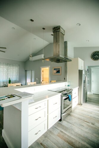 Business/Family Retreat, 3 bdrm With A/C, Hukilau Beach, A/C, 30 Day