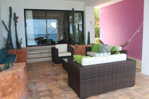 Terrace/patio - Beautiful Oceanfront Mexican Villa with Infinity Pool, and Spectacular View (Isla Mujeres)