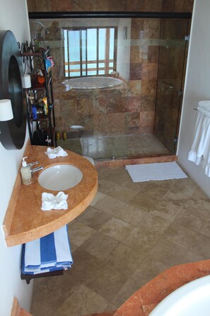 Shower, jetted bath, hair dryer, towels - Beautiful Oceanfront Mexican Villa with Infinity Pool, and Spectacular View (Isla Mujeres)