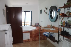 Shower, jetted bath, hair dryer, towels