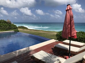 Outdoor pool - Beautiful Oceanfront Mexican Villa with Infinity Pool, and Spectacular View (Isla Mujeres)