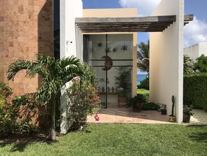 Exterior detail - Beautiful Oceanfront Mexican Villa with Infinity Pool, and Spectacular View (Isla Mujeres)