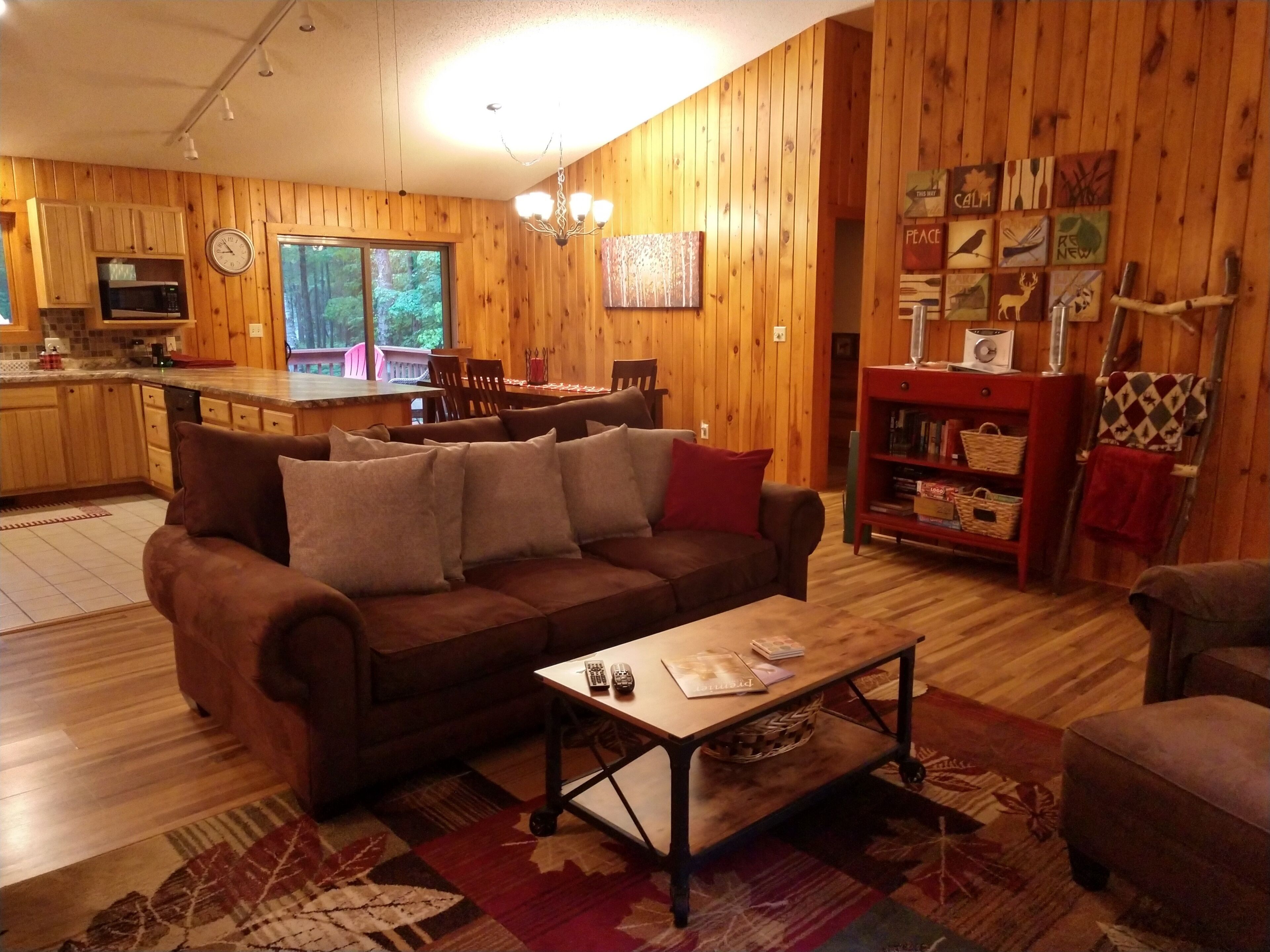 Téléviseur connecté, foyer, table de ping-pong, livres