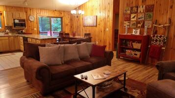 Téléviseur connecté, foyer, table de ping-pong, livres