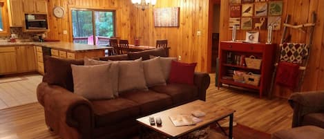 Smart TV, caminetto, tavolo da ping pong, libri