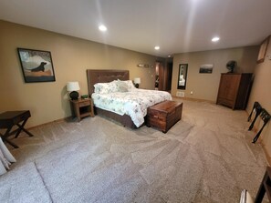 5 bedrooms, iron/ironing board, free WiFi, bed sheets - Last Minute Openings for Memorial Day at Hojnacki's Cedar Hideaway (Manitowish Waters)