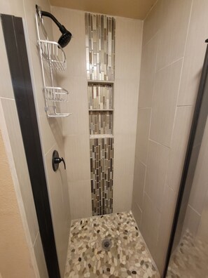 Ensemble douche/baignoire, sèche-cheveux, serviettes fournies, savon