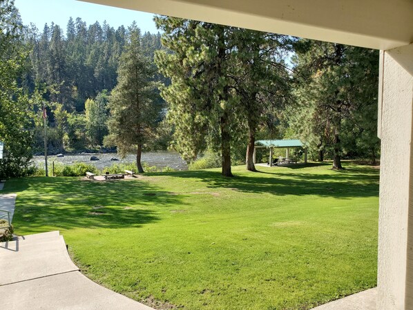 Property grounds - Quiet apartment along the river located about 4 miles east of Leavenworth. (Peshastin)