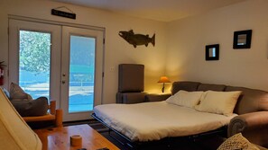 1 bedroom, iron/ironing board, WiFi, bed sheets - Quiet apartment along the river located about 4 miles east of Leavenworth. (Peshastin)