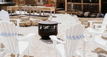 Lake Eugenia Shasta Cottage-Sleeps 6 Guests-Hot Tub-Wood burning Fire Pit