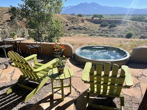 Stunning Views of Taos Mountain, 2 Bedroom 2 Bathroom Luxury Guesthouse 