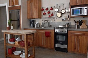 Kylskåp, mikrovågsugn, ugn och spishäll