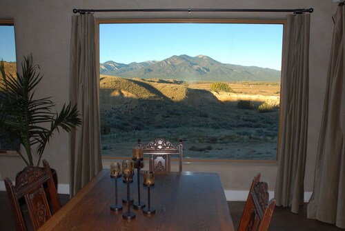 Stunning Views of Taos Mountain, 2 Bedroom 2 Bathroom Luxury Guesthouse 
