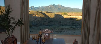 Stunning Views of Taos Mountain, 2 Bedroom 2 Bathroom Luxury Guesthouse 