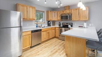 Coffee/tea maker, fridge, microwave, oven