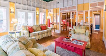 'Roger's Lighthouse' in the Heart of Seaside. Bikes included.