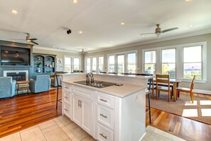 Kjøleskap, mikrobølgeovn, kokeplater og oppvaskmaskin