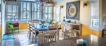 Fantastisk enhet med 5 sovrum på andra våningen, hjärtat av Guldkusten