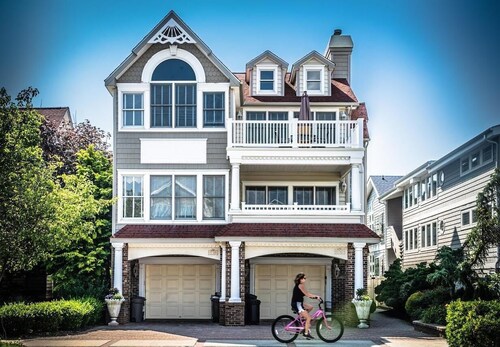 Stunning 5 Bedroom 2nd Floor Unit,Heart of the Gold Coast