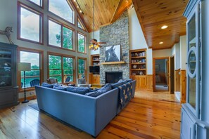 Älytelevisio, takka, DVD-soitin, kirjoja