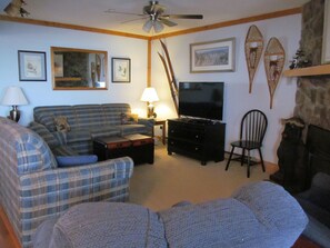 Smart-TV, Kamin, Bücher