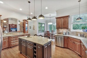 Kylskåp, mikrovågsugn, ugn och spishäll