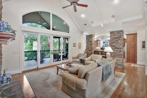 Platt-tv, eldstad, böcker och kontor