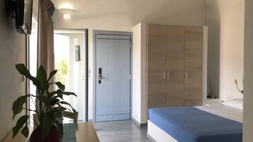 Kamar Twin Deluks, 1 Tempat Tidur King, Bebas Asap Rokok, pemandangan laut | 1 kamar tidur, seprai katun Mesir, dan seprai premium