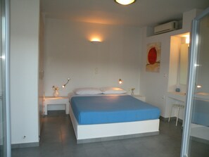 Egyptian cotton sheets, premium bedding, down comforters, in-room safe - Zathea Apartments (Kithira)