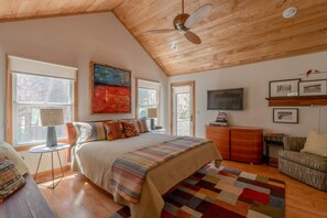 6 bedrooms, desk, iron/ironing board, WiFi