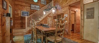 Privacy Directly On Fires Creek. Borders National Forest And Bear Refuge!