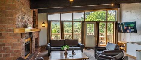 Smart TV, chimenea y oficina