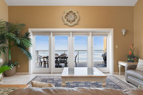 VAPAA JUNE-MYYNTI! BEACH FRONT, PRIVATE HEATED POOL & DOG FRIENDLY. TARKISTA NYT