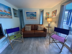 Smart-TV, DVD-Player, Bücher, Musikbibliothek