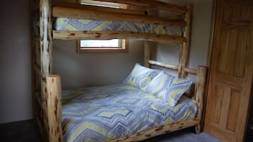 3 bedrooms, travel crib, free WiFi, bed sheets