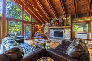 Smart TV, fireplace, video games - High Point Lodge With Indoor Saltwater Pool (Rockbridge)