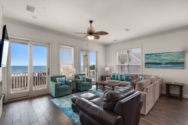 Téléviseur, foyer, jeux vidéo, table de baby-foot