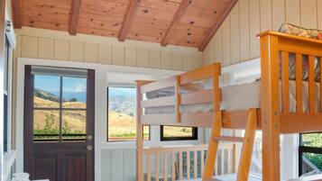 5 bedrooms, desk, iron/ironing board, WiFi
