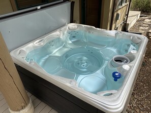 Outdoor spa tub - Deer Valley Townhouse, with New Private Hot Tub Just Steps Away from the Bus (Park City)