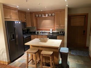 Fridge, microwave, oven, stovetop - Deer Valley Townhouse, with New Private Hot Tub Just Steps Away from the Bus (Park City)