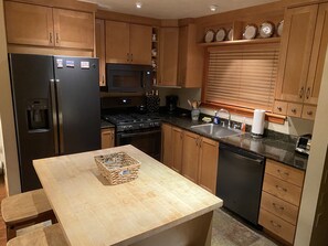 Fridge, microwave, oven, stovetop - Deer Valley Townhouse, with New Private Hot Tub Just Steps Away from the Bus (Park City)