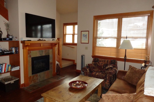 Living Room with Gas Fireplace and 55 inch HDTV