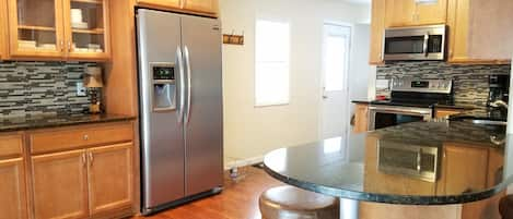 Private kitchen | Fridge, microwave, oven, stovetop