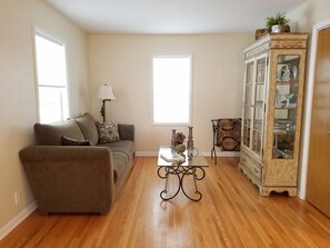 TV, stereo - Richfield Charmer - Free WiFi and Close to MSP & Mall of America (Minneapolis)