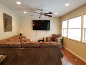 TV, stereo - Richfield Charmer - Free WiFi and Close to MSP & Mall of America (Minneapolis)